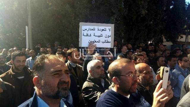 المعلمون المضربون يعتصمون أمام مجلس الوزراء